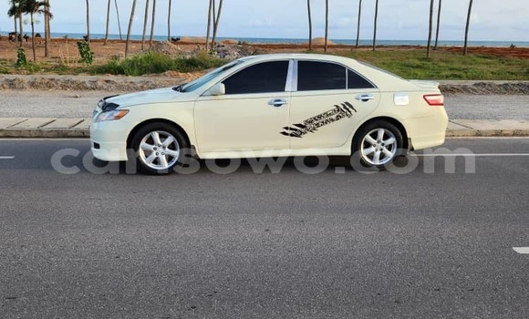 Ra Àlòkù Toyota Camry funfun Ọkọ̀ in Cotonou ni Benin Ra Àlòkù Toyota Camry funfun Ọkọ̀ in Cotonou ni Benin