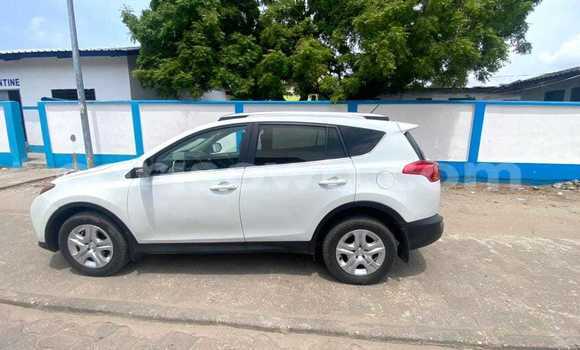 Ra Àlòkù Toyota RAV4 funfun Ọkọ̀ in Aplahoue ni Couffo