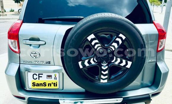 Sayi Na hannu Toyota RAV4 Azurfa Mota in Cotonou a Benin Sayi Na hannu Toyota RAV4 Azurfa Mota in Cotonou a Benin