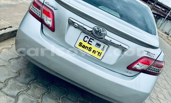 Sayi Na hannu Toyota Camry White Mota in Kétou a Benin