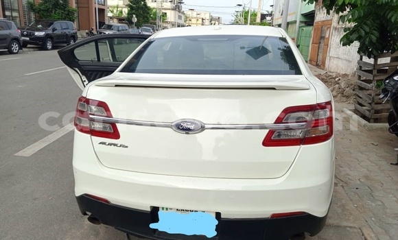 Buy Used Ford Taurus White Car in Cotonou in Benign