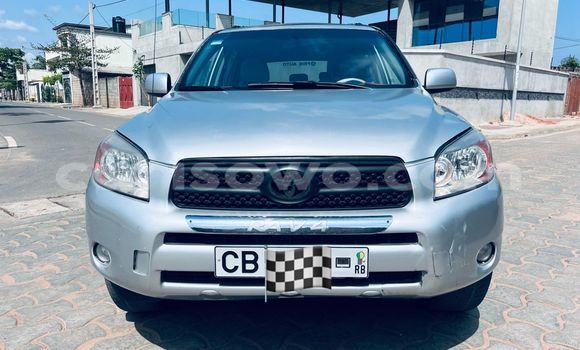 Sayi Na hannu Toyota RAV4 White Mota in Cotonou a Benin