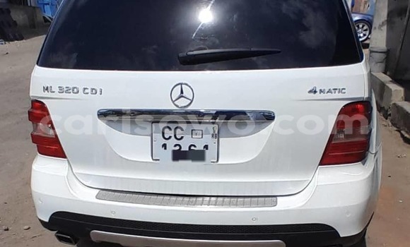 Acheter Occasion Voiture Mercedes-Benz ML–Class Blanc à Cotonou, Benin Acheter Occasion Voiture Mercedes-Benz ML–Class Blanc à Cotonou, Benin