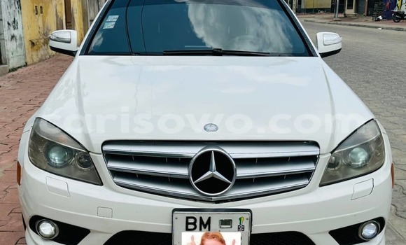 Ra Àlòkù Mercedes-Benz C–Class funfun Ọkọ̀ in Cotonou ni Benin
