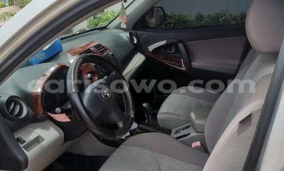 Sayi Na hannu Toyota RAV4 Azurfa Mota in Cotonou a Benin Sayi Na hannu Toyota RAV4 Azurfa Mota in Cotonou a Benin