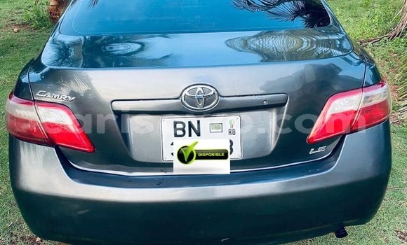Ra Àlòkù Toyota Camry funfun Ọkọ̀ in Cotonou ni Benin