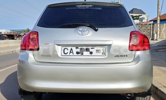 Sayi Na hannu Toyota Auris Azurfa Mota in Cotonou a Benin