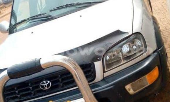 Ra Àlòkù Toyota RAV4 funfun Ọkọ̀ in Cotonou ni Benin