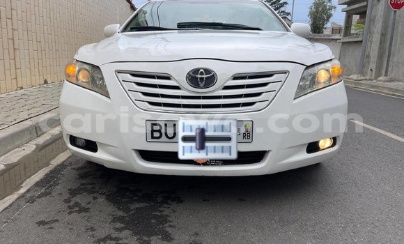 Sayi Na hannu Toyota Camry White Mota in Cotonou a Benin