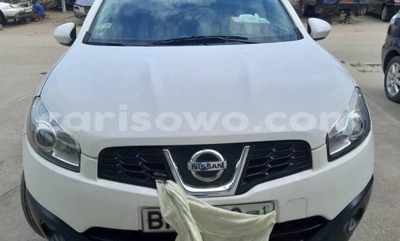 Ra Àlòkù Nissan Qashqai+2 funfun Ọkọ̀ in Cotonou ni Benin