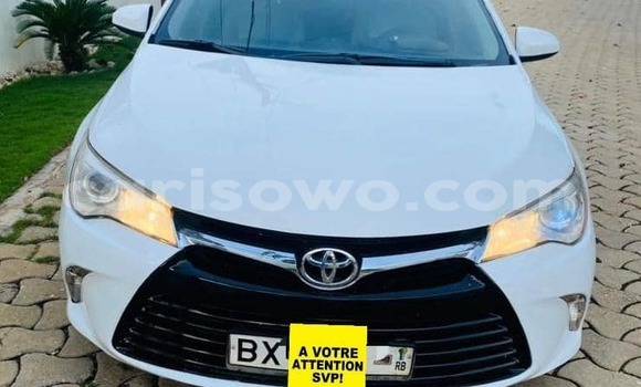 Sayi Na hannu Toyota Camry White Mota in Cotonou a Benin