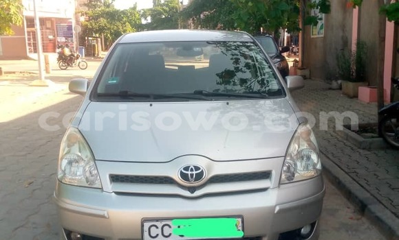 Sayi Na hannu Toyota Corolla Verso Azurfa Mota in Cotonou a Benin