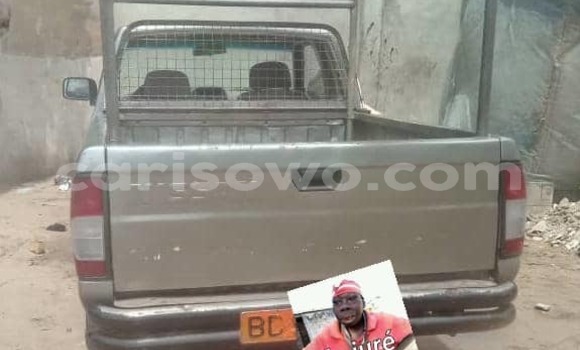 Sayi Na hannu Nissan Frontier Azurfa Mota in Cotonou a Benin