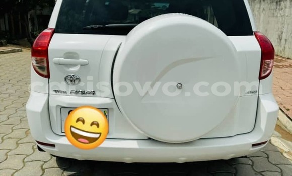 Sayi Na hannu Toyota RAV4 White Mota in Cotonou a Benin Sayi Na hannu Toyota RAV4 White Mota in Cotonou a Benin