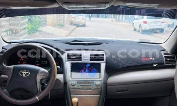 Sayi Na hannu Toyota Camry White Mota in Cotonou a Benin