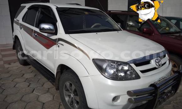 Acheter Occasion Voiture Toyota Fortuner Blanc à Porto Novo, Benin Acheter Occasion Voiture Toyota Fortuner Blanc à Porto Novo, Benin