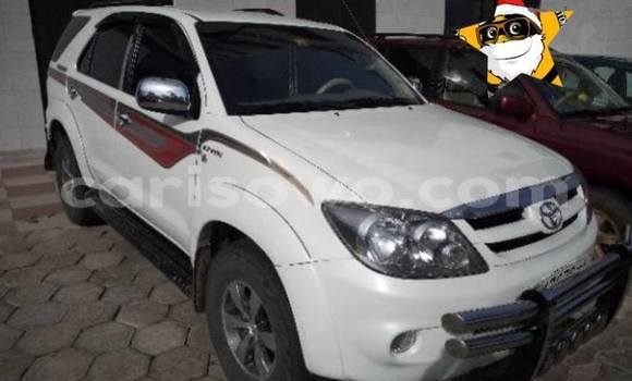 Acheter Occasion Voiture Toyota Fortuner Blanc à Porto Novo, Benin Acheter Occasion Voiture Toyota Fortuner Blanc à Porto Novo, Benin
