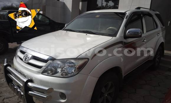 Acheter Occasion Voiture Toyota Fortuner Blanc à Porto Novo, Benin Acheter Occasion Voiture Toyota Fortuner Blanc à Porto Novo, Benin