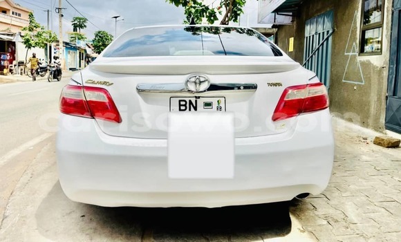 Ra Àlòkù Toyota Camry funfun Ọkọ̀ in Cotonou ni Benin