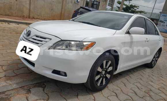 Ra Àlòkù Toyota Camry funfun Ọkọ̀ in Cotonou ni Benin