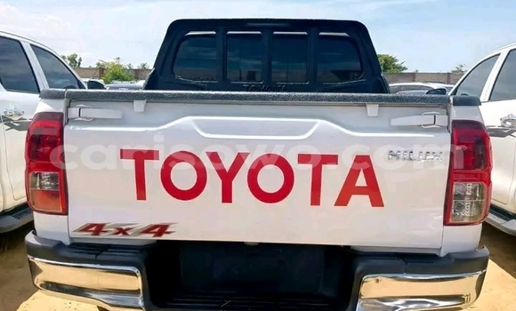 Sayi Na hannu Toyota Hilux White Mota in Cotonou a Benin Sayi Na hannu Toyota Hilux White Mota in Cotonou a Benin