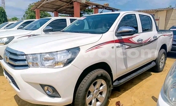 Sayi Na hannu Toyota Hilux White Mota in Cotonou a Benin Sayi Na hannu Toyota Hilux White Mota in Cotonou a Benin