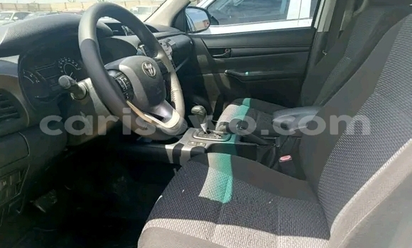 Sayi Na hannu Toyota Hilux White Mota in Cotonou a Benin Sayi Na hannu Toyota Hilux White Mota in Cotonou a Benin
