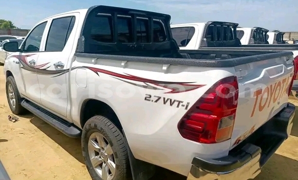 Sayi Na hannu Toyota Hilux White Mota in Cotonou a Benin Sayi Na hannu Toyota Hilux White Mota in Cotonou a Benin