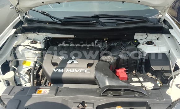 Ra Àlòkù Mitsubishi Outlander funfun Ọkọ̀ in Cotonou ni Benin Ra Àlòkù Mitsubishi Outlander funfun Ọkọ̀ in Cotonou ni Benin