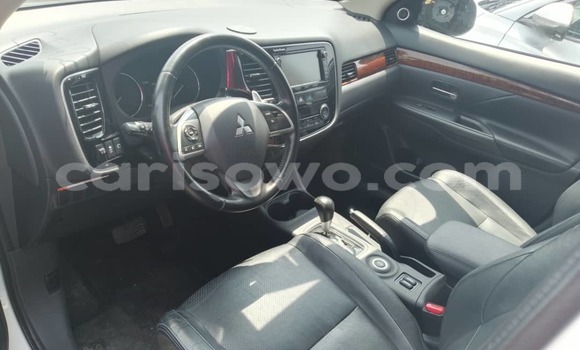 Ra Àlòkù Mitsubishi Outlander funfun Ọkọ̀ in Cotonou ni Benin Ra Àlòkù Mitsubishi Outlander funfun Ọkọ̀ in Cotonou ni Benin