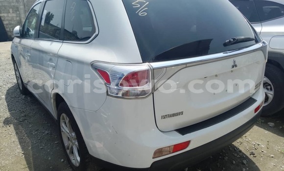 Ra Àlòkù Mitsubishi Outlander funfun Ọkọ̀ in Cotonou ni Benin Ra Àlòkù Mitsubishi Outlander funfun Ọkọ̀ in Cotonou ni Benin