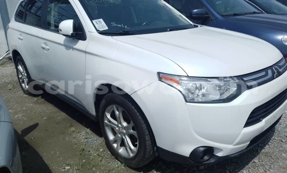 Ra Àlòkù Mitsubishi Outlander funfun Ọkọ̀ in Cotonou ni Benin Ra Àlòkù Mitsubishi Outlander funfun Ọkọ̀ in Cotonou ni Benin