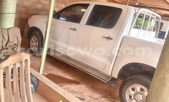 Sayi Na hannu Toyota Hilux White Mota in Natitingou a Benin