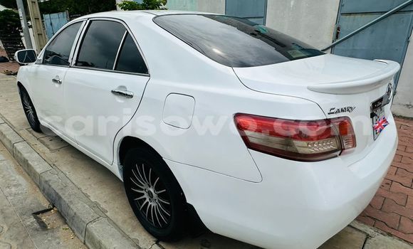 Ra Àlòkù Toyota Camry funfun Ọkọ̀ in Cotonou ni Benin