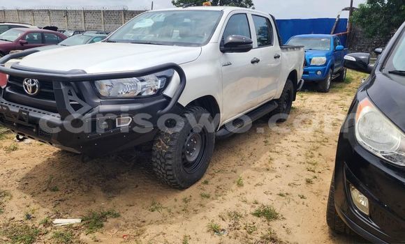 Ra Àlòkù Toyota Hilux funfun Ọkọ̀ in Cotonou ni Benin