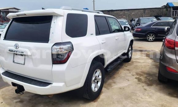 Ra Àlòkù Toyota 4Runner funfun Ọkọ̀ in Cotonou ni Benin