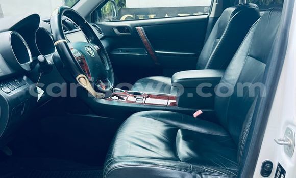 Sayi Na hannu Toyota Highlander White Mota in Cotonou a Benin Sayi Na hannu Toyota Highlander White Mota in Cotonou a Benin