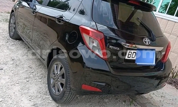 Sayi Na hannu Toyota Yaris Black Mota in Cotonou a Benin