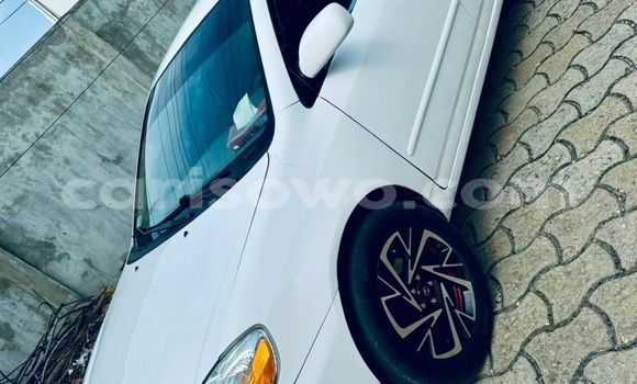 Ra Àlòkù Toyota Corolla funfun Ọkọ̀ in Cotonou ni Benin