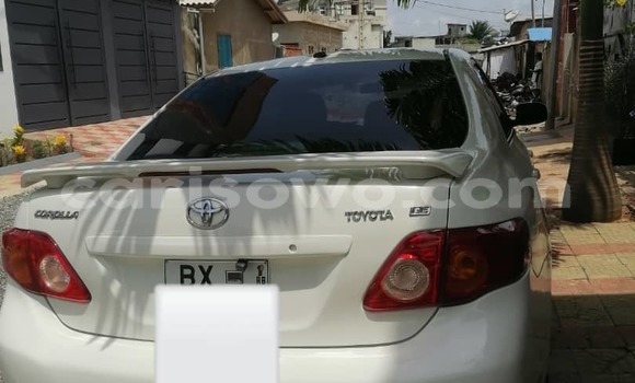 Sayi Na hannu Toyota Corolla White Mota in Cotonou a Benin