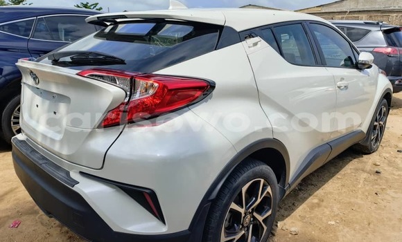 Sayi Na hannu Toyota C-HR White Mota in Cotonou a Benin Sayi Na hannu Toyota C-HR White Mota in Cotonou a Benin