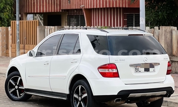 Sayi Na hannu Mercedes-Benz ML–Class White Mota in Cotonou a Benin Sayi Na hannu Mercedes-Benz ML–Class White Mota in Cotonou a Benin