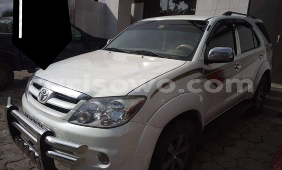 Ra Àlòkù Toyota Fortuner funfun Ọkọ̀ in Cotonou ni Benin Ra Àlòkù Toyota Fortuner funfun Ọkọ̀ in Cotonou ni Benin