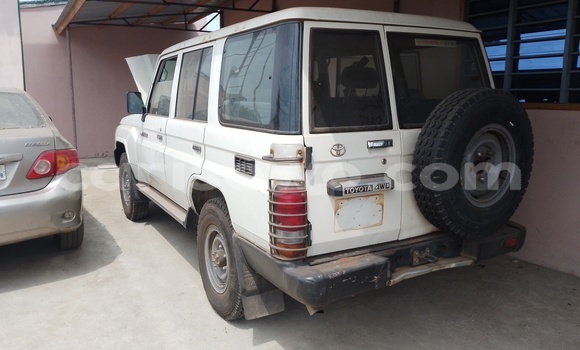 Sayi Na hannu Toyota Land Cruiser Azurfa Mota in Cotonou a Benin Sayi Na hannu Toyota Land Cruiser Azurfa Mota in Cotonou a Benin