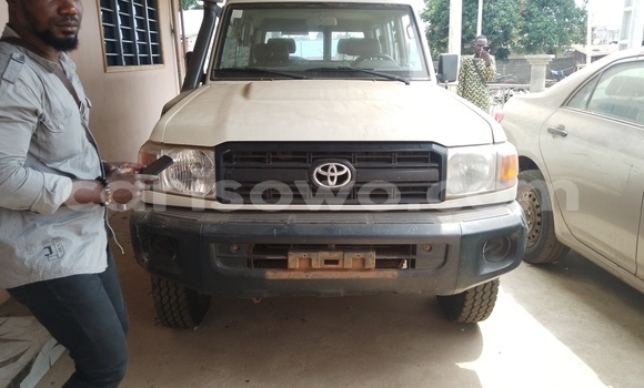 Sayi Na hannu Toyota Land Cruiser Azurfa Mota in Cotonou a Benin Sayi Na hannu Toyota Land Cruiser Azurfa Mota in Cotonou a Benin