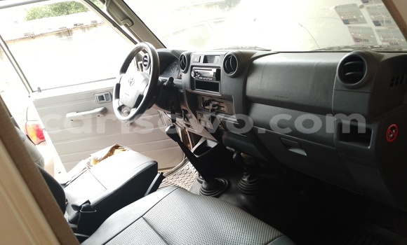 Sayi Na hannu Toyota Land Cruiser Azurfa Mota in Cotonou a Benin Sayi Na hannu Toyota Land Cruiser Azurfa Mota in Cotonou a Benin