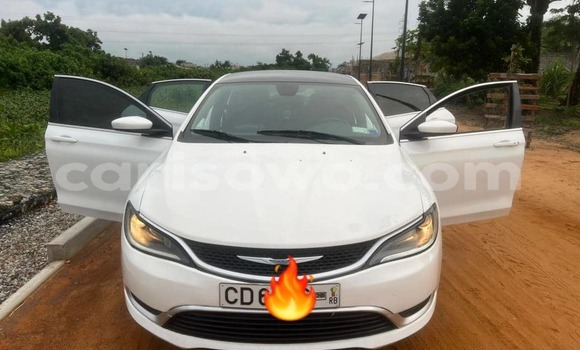 Sayi Na hannu Chrysler 200 White Mota in Cotonou a Benin