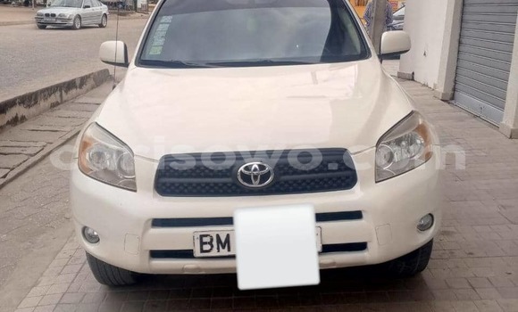 Ra Àlòkù Toyota RAV4 funfun Ọkọ̀ in Cotonou ni Benin Ra Àlòkù Toyota RAV4 funfun Ọkọ̀ in Cotonou ni Benin