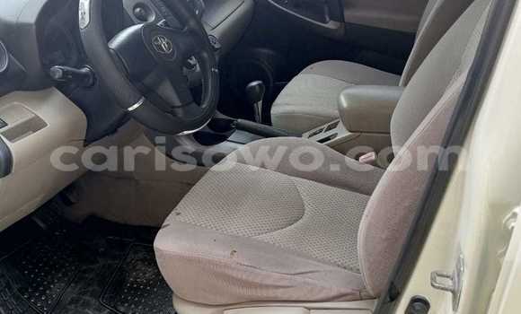Ra Àlòkù Toyota RAV4 funfun Ọkọ̀ in Cotonou ni Benin Ra Àlòkù Toyota RAV4 funfun Ọkọ̀ in Cotonou ni Benin