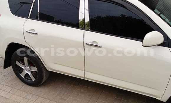 Ra Àlòkù Toyota RAV4 funfun Ọkọ̀ in Cotonou ni Benin Ra Àlòkù Toyota RAV4 funfun Ọkọ̀ in Cotonou ni Benin